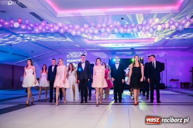 Zdjęcie w galerii na portalu naszraciborz.pl: Tegoroczny sezon studniówek rozpoczęty - pierwsi poloneza zatańczyli uczniowie ZSOMS wiadomości z regionu