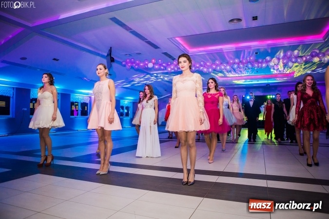 Zdjęcie w galerii na portalu naszraciborz.pl: Tegoroczny sezon studniówek rozpoczęty - pierwsi poloneza zatańczyli uczniowie ZSOMS wiadomości z regionu