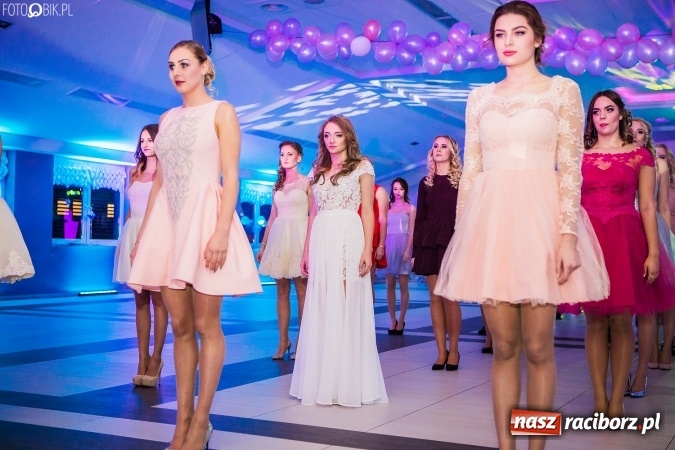 Zdjęcie w galerii na portalu naszraciborz.pl: Tegoroczny sezon studniówek rozpoczęty - pierwsi poloneza zatańczyli uczniowie ZSOMS wiadomości z regionu