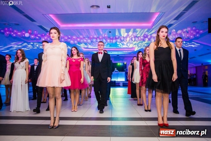 Zdjęcie w galerii na portalu naszraciborz.pl: Tegoroczny sezon studniówek rozpoczęty - pierwsi poloneza zatańczyli uczniowie ZSOMS wiadomości z regionu