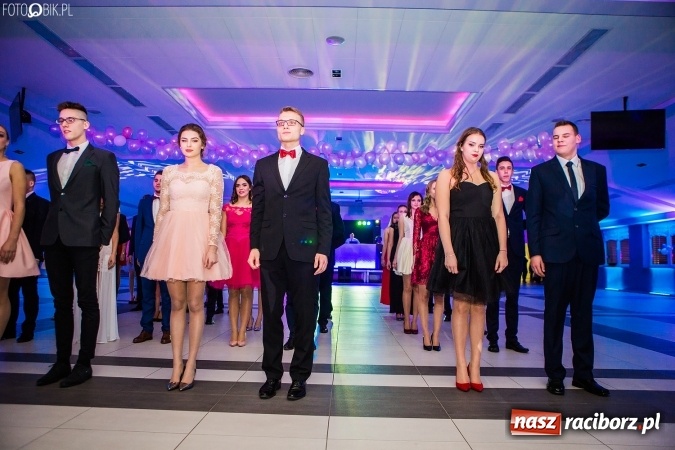 Zdjęcie w galerii na portalu naszraciborz.pl: Tegoroczny sezon studniówek rozpoczęty - pierwsi poloneza zatańczyli uczniowie ZSOMS wiadomości z regionu