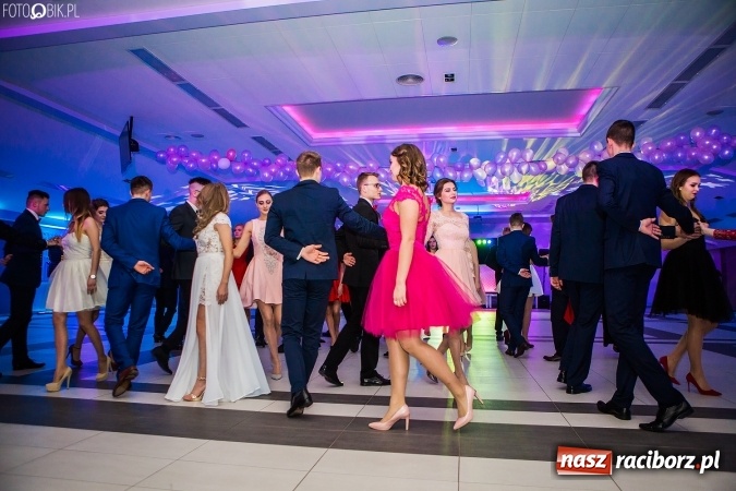 Zdjęcie w galerii na portalu naszraciborz.pl: Tegoroczny sezon studniówek rozpoczęty - pierwsi poloneza zatańczyli uczniowie ZSOMS wiadomości z regionu