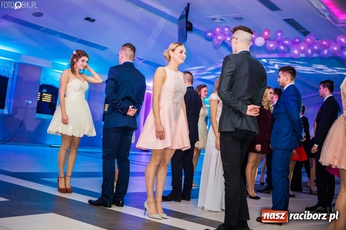 Zdjęcie w galerii na portalu naszraciborz.pl: Tegoroczny sezon studniówek rozpoczęty - pierwsi poloneza zatańczyli uczniowie ZSOMS wiadomości z regionu