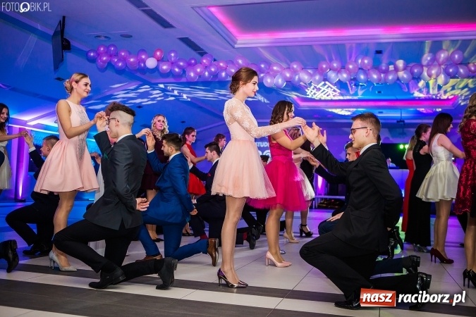 Zdjęcie w galerii na portalu naszraciborz.pl: Tegoroczny sezon studniówek rozpoczęty - pierwsi poloneza zatańczyli uczniowie ZSOMS wiadomości z regionu