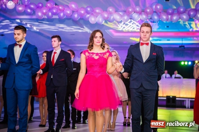 Zdjęcie w galerii na portalu naszraciborz.pl: Tegoroczny sezon studniówek rozpoczęty - pierwsi poloneza zatańczyli uczniowie ZSOMS wiadomości z regionu