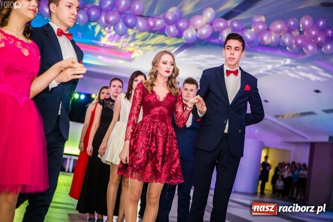 Zdjęcie w galerii na portalu naszraciborz.pl: Tegoroczny sezon studniówek rozpoczęty - pierwsi poloneza zatańczyli uczniowie ZSOMS wiadomości z regionu