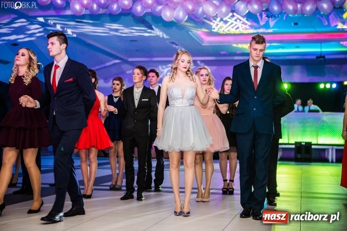 Zdjęcie w galerii na portalu naszraciborz.pl: Tegoroczny sezon studniówek rozpoczęty - pierwsi poloneza zatańczyli uczniowie ZSOMS wiadomości z regionu