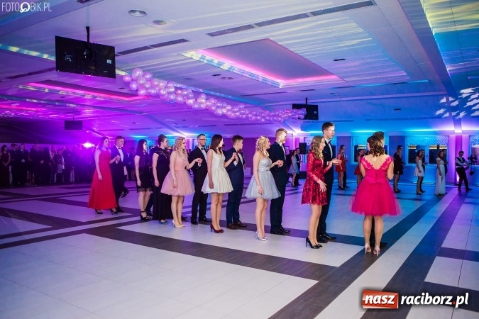 Zdjęcie w galerii na portalu naszraciborz.pl: Tegoroczny sezon studniówek rozpoczęty - pierwsi poloneza zatańczyli uczniowie ZSOMS wiadomości z regionu