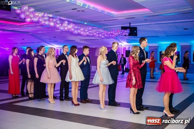 Zdjęcie w galerii na portalu naszraciborz.pl: Tegoroczny sezon studniówek rozpoczęty - pierwsi poloneza zatańczyli uczniowie ZSOMS wiadomości z regionu