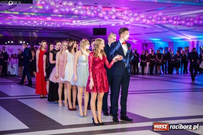 Zdjęcie w galerii na portalu naszraciborz.pl: Tegoroczny sezon studniówek rozpoczęty - pierwsi poloneza zatańczyli uczniowie ZSOMS wiadomości z regionu