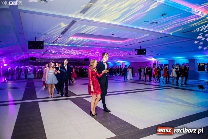 Zdjęcie w galerii na portalu naszraciborz.pl: Tegoroczny sezon studniówek rozpoczęty - pierwsi poloneza zatańczyli uczniowie ZSOMS wiadomości z regionu