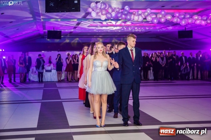 Zdjęcie w galerii na portalu naszraciborz.pl: Tegoroczny sezon studniówek rozpoczęty - pierwsi poloneza zatańczyli uczniowie ZSOMS wiadomości z regionu