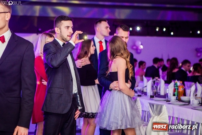 Zdjęcie w galerii na portalu naszraciborz.pl: Tegoroczny sezon studniówek rozpoczęty - pierwsi poloneza zatańczyli uczniowie ZSOMS wiadomości z regionu