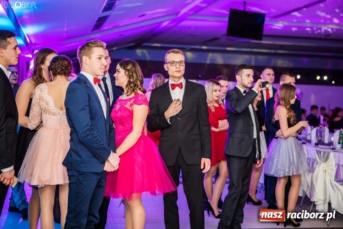 Zdjęcie w galerii na portalu naszraciborz.pl: Tegoroczny sezon studniówek rozpoczęty - pierwsi poloneza zatańczyli uczniowie ZSOMS wiadomości z regionu