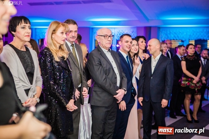 Zdjęcie w galerii na portalu naszraciborz.pl: Tegoroczny sezon studniówek rozpoczęty - pierwsi poloneza zatańczyli uczniowie ZSOMS wiadomości z regionu