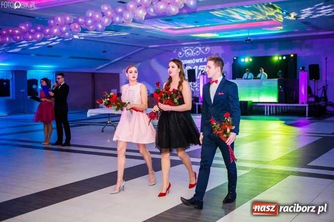 Zdjęcie w galerii na portalu naszraciborz.pl: Tegoroczny sezon studniówek rozpoczęty - pierwsi poloneza zatańczyli uczniowie ZSOMS wiadomości z regionu