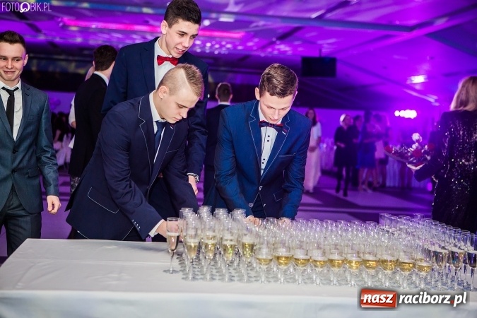 Zdjęcie w galerii na portalu naszraciborz.pl: Tegoroczny sezon studniówek rozpoczęty - pierwsi poloneza zatańczyli uczniowie ZSOMS wiadomości z regionu