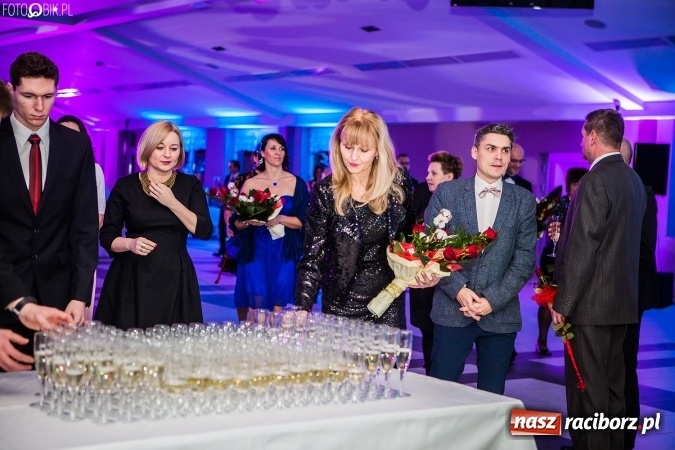 Zdjęcie w galerii na portalu naszraciborz.pl: Tegoroczny sezon studniówek rozpoczęty - pierwsi poloneza zatańczyli uczniowie ZSOMS wiadomości z regionu