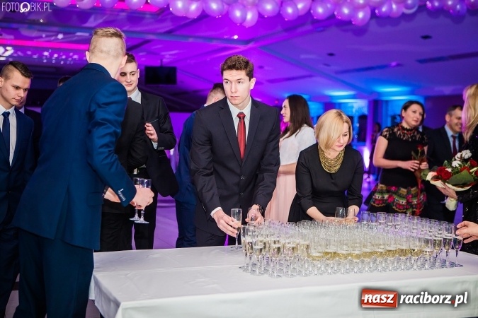 Zdjęcie w galerii na portalu naszraciborz.pl: Tegoroczny sezon studniówek rozpoczęty - pierwsi poloneza zatańczyli uczniowie ZSOMS wiadomości z regionu