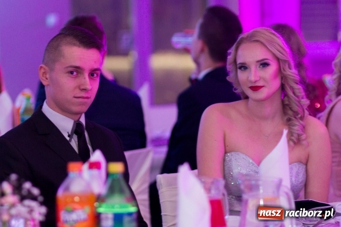 Zdjęcie w galerii na portalu naszraciborz.pl: Tegoroczny sezon studniówek rozpoczęty - pierwsi poloneza zatańczyli uczniowie ZSOMS wiadomości z regionu