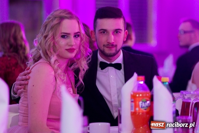 Zdjęcie w galerii na portalu naszraciborz.pl: Tegoroczny sezon studniówek rozpoczęty - pierwsi poloneza zatańczyli uczniowie ZSOMS wiadomości z regionu