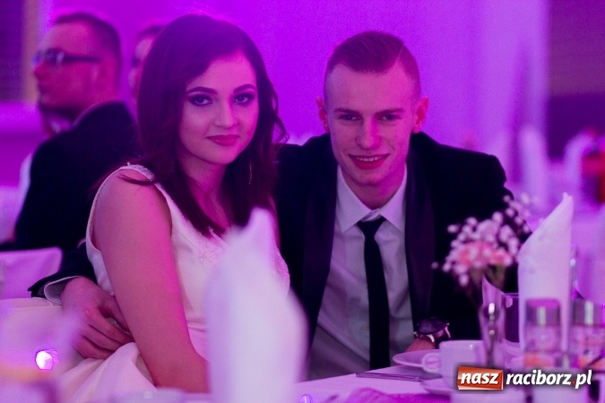 Zdjęcie w galerii na portalu naszraciborz.pl: Tegoroczny sezon studniówek rozpoczęty - pierwsi poloneza zatańczyli uczniowie ZSOMS wiadomości z regionu