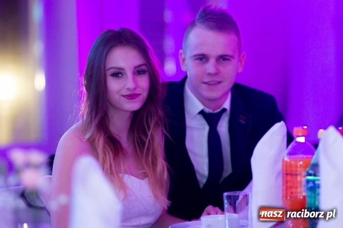 Zdjęcie w galerii na portalu naszraciborz.pl: Tegoroczny sezon studniówek rozpoczęty - pierwsi poloneza zatańczyli uczniowie ZSOMS wiadomości z regionu