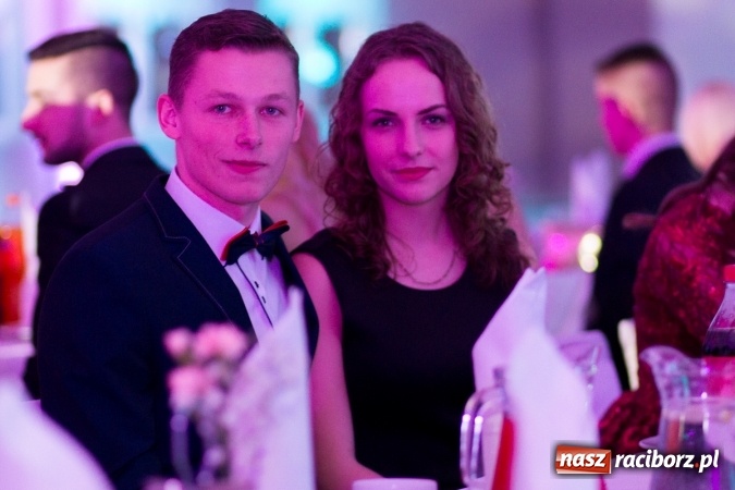 Zdjęcie w galerii na portalu naszraciborz.pl: Tegoroczny sezon studniówek rozpoczęty - pierwsi poloneza zatańczyli uczniowie ZSOMS wiadomości z regionu