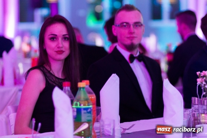 Zdjęcie w galerii na portalu naszraciborz.pl: Tegoroczny sezon studniówek rozpoczęty - pierwsi poloneza zatańczyli uczniowie ZSOMS wiadomości z regionu