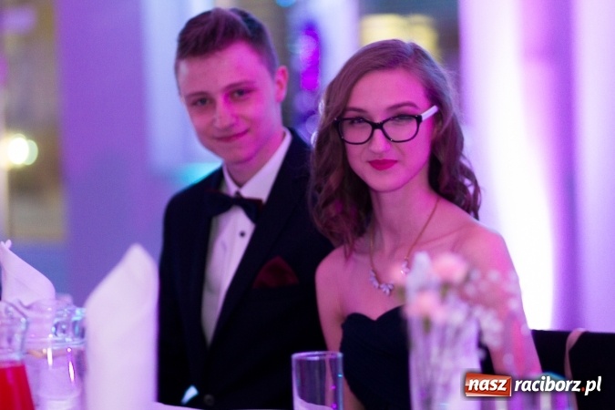 Zdjęcie w galerii na portalu naszraciborz.pl: Tegoroczny sezon studniówek rozpoczęty - pierwsi poloneza zatańczyli uczniowie ZSOMS wiadomości z regionu