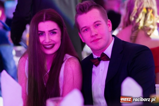 Zdjęcie w galerii na portalu naszraciborz.pl: Tegoroczny sezon studniówek rozpoczęty - pierwsi poloneza zatańczyli uczniowie ZSOMS wiadomości z regionu