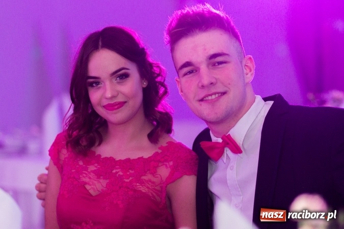 Zdjęcie w galerii na portalu naszraciborz.pl: Tegoroczny sezon studniówek rozpoczęty - pierwsi poloneza zatańczyli uczniowie ZSOMS wiadomości z regionu