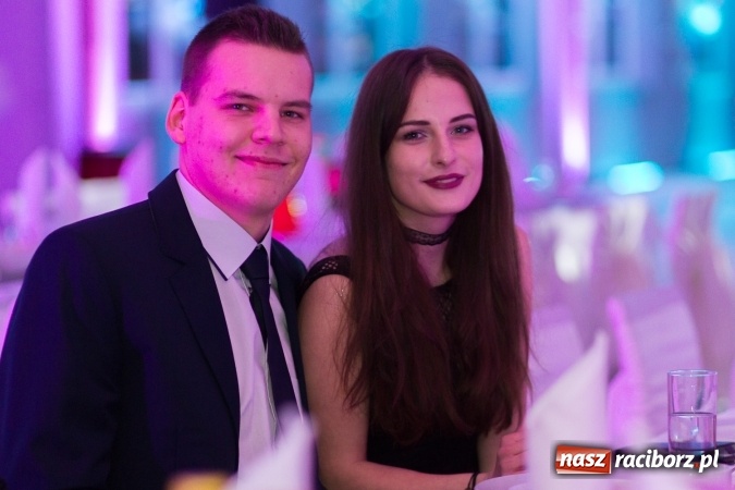 Zdjęcie w galerii na portalu naszraciborz.pl: Tegoroczny sezon studniówek rozpoczęty - pierwsi poloneza zatańczyli uczniowie ZSOMS wiadomości z regionu