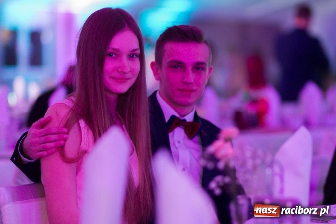 Zdjęcie w galerii na portalu naszraciborz.pl: Tegoroczny sezon studniówek rozpoczęty - pierwsi poloneza zatańczyli uczniowie ZSOMS wiadomości z regionu