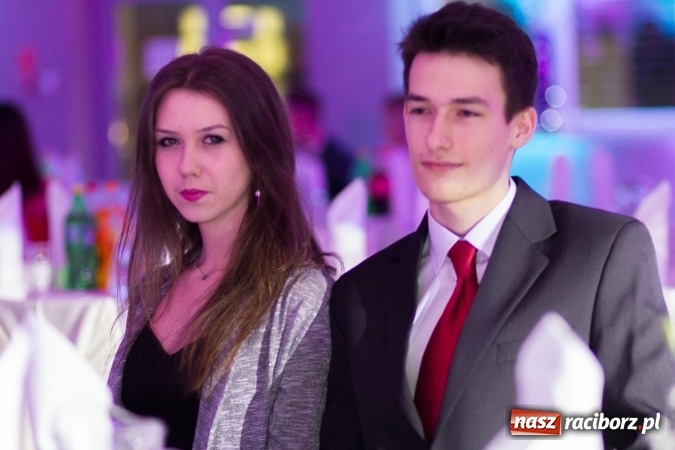 Zdjęcie w galerii na portalu naszraciborz.pl: Tegoroczny sezon studniówek rozpoczęty - pierwsi poloneza zatańczyli uczniowie ZSOMS wiadomości z regionu