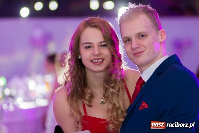 Zdjęcie w galerii na portalu naszraciborz.pl: Tegoroczny sezon studniówek rozpoczęty - pierwsi poloneza zatańczyli uczniowie ZSOMS wiadomości z regionu