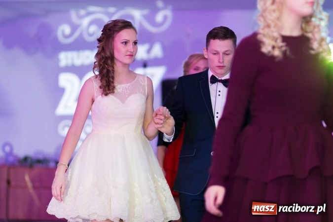 Zdjęcie w galerii na portalu naszraciborz.pl: Tegoroczny sezon studniówek rozpoczęty - pierwsi poloneza zatańczyli uczniowie ZSOMS wiadomości z regionu