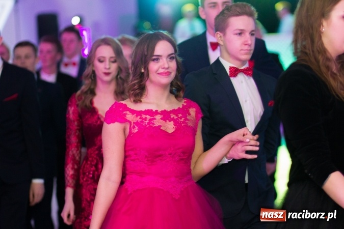 Zdjęcie w galerii na portalu naszraciborz.pl: Tegoroczny sezon studniówek rozpoczęty - pierwsi poloneza zatańczyli uczniowie ZSOMS wiadomości z regionu