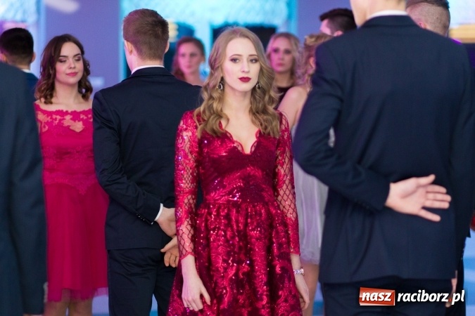 Zdjęcie w galerii na portalu naszraciborz.pl: Tegoroczny sezon studniówek rozpoczęty - pierwsi poloneza zatańczyli uczniowie ZSOMS wiadomości z regionu