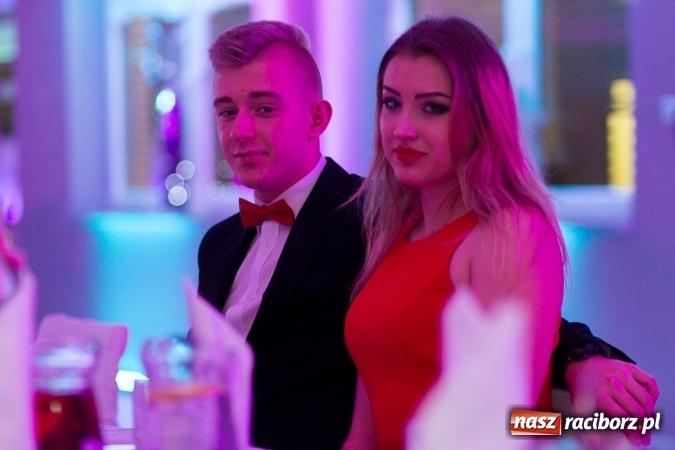 Zdjęcie w galerii na portalu naszraciborz.pl: Tegoroczny sezon studniówek rozpoczęty - pierwsi poloneza zatańczyli uczniowie ZSOMS wiadomości z regionu