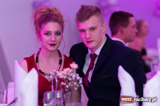 Zdjęcie w galerii na portalu naszraciborz.pl: Tegoroczny sezon studniówek rozpoczęty - pierwsi poloneza zatańczyli uczniowie ZSOMS wiadomości z regionu