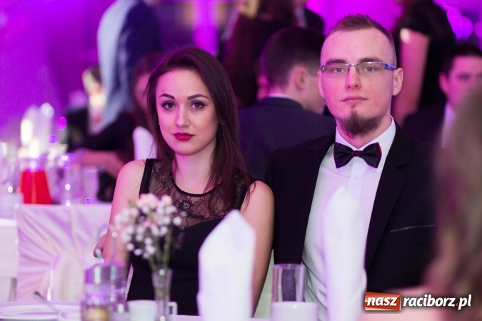 Zdjęcie w galerii na portalu naszraciborz.pl: Tegoroczny sezon studniówek rozpoczęty - pierwsi poloneza zatańczyli uczniowie ZSOMS wiadomości z regionu