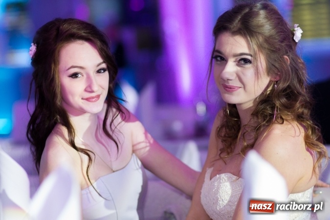 Zdjęcie w galerii na portalu naszraciborz.pl: Tegoroczny sezon studniówek rozpoczęty - pierwsi poloneza zatańczyli uczniowie ZSOMS wiadomości z regionu