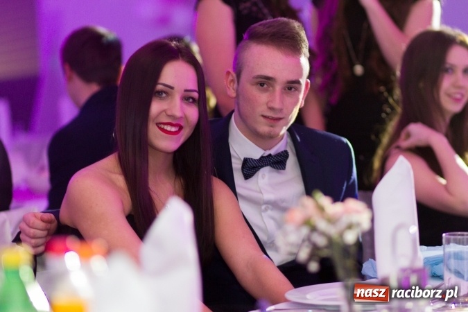 Zdjęcie w galerii na portalu naszraciborz.pl: Tegoroczny sezon studniówek rozpoczęty - pierwsi poloneza zatańczyli uczniowie ZSOMS wiadomości z regionu