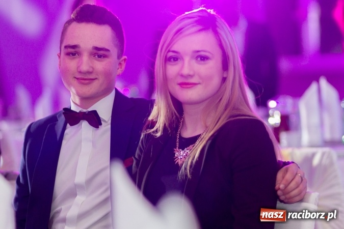 Zdjęcie w galerii na portalu naszraciborz.pl: Tegoroczny sezon studniówek rozpoczęty - pierwsi poloneza zatańczyli uczniowie ZSOMS wiadomości z regionu