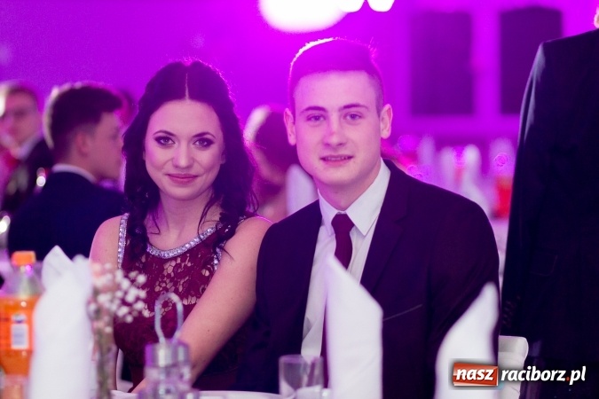 Zdjęcie w galerii na portalu naszraciborz.pl: Tegoroczny sezon studniówek rozpoczęty - pierwsi poloneza zatańczyli uczniowie ZSOMS wiadomości z regionu