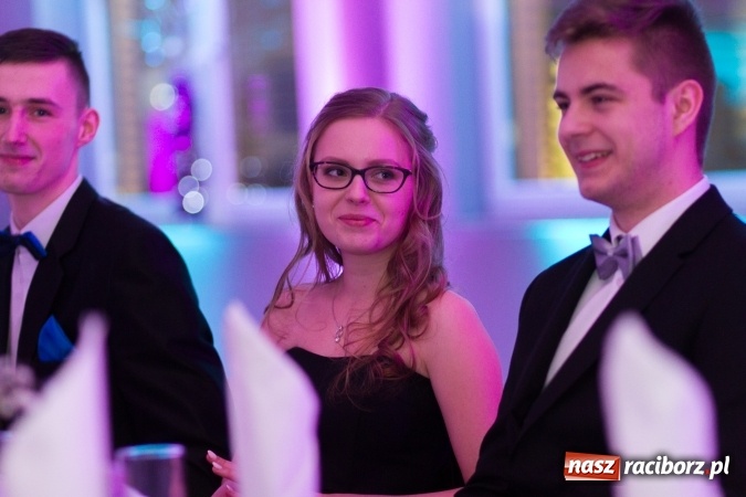 Zdjęcie w galerii na portalu naszraciborz.pl: Tegoroczny sezon studniówek rozpoczęty - pierwsi poloneza zatańczyli uczniowie ZSOMS wiadomości z regionu