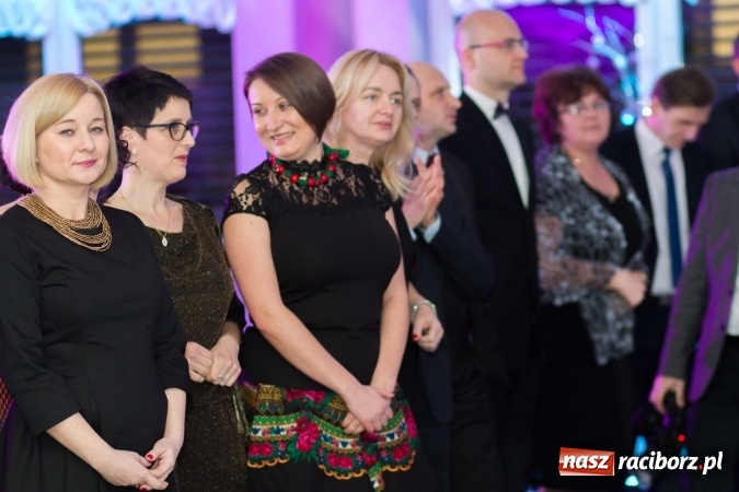 Zdjęcie w galerii na portalu naszraciborz.pl: Tegoroczny sezon studniówek rozpoczęty - pierwsi poloneza zatańczyli uczniowie ZSOMS wiadomości z regionu