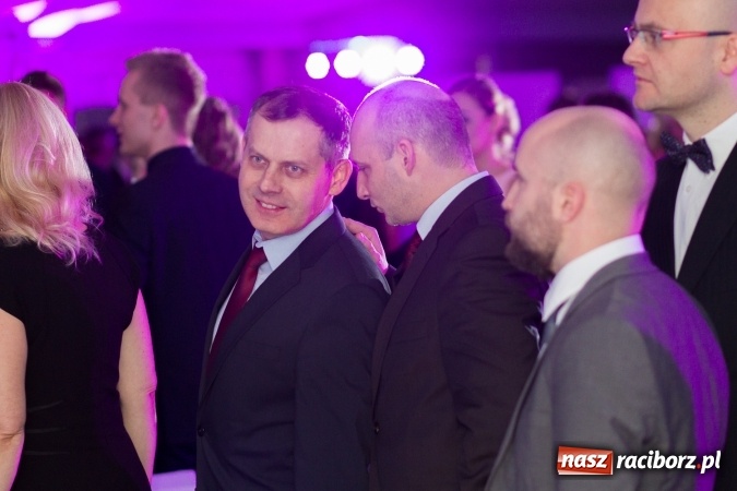 Zdjęcie w galerii na portalu naszraciborz.pl: Tegoroczny sezon studniówek rozpoczęty - pierwsi poloneza zatańczyli uczniowie ZSOMS wiadomości z regionu