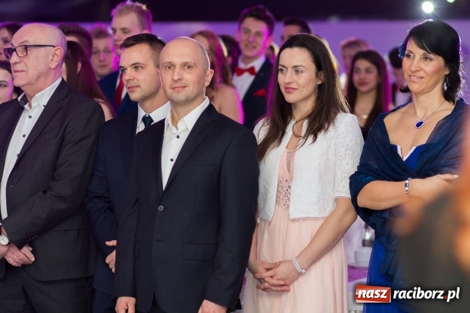 Zdjęcie w galerii na portalu naszraciborz.pl: Tegoroczny sezon studniówek rozpoczęty - pierwsi poloneza zatańczyli uczniowie ZSOMS wiadomości z regionu